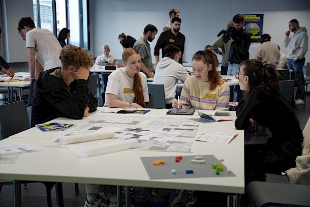 Studierende entwickeln einen Plan