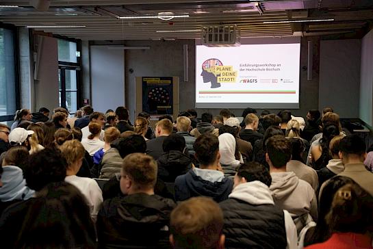 Studierende hören im Vorlesungssaal der Vortragenden zu