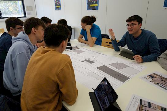 Erstsemester an der Uni Wuppertal planen den Bahnhof Oberbarmen