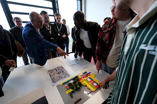 Die Jury schaut sich die Planungsergebnisse der Studierenden an der Hochschule Bochum an beim Einfühungsworkshop an der Hochschule Bochum 2025