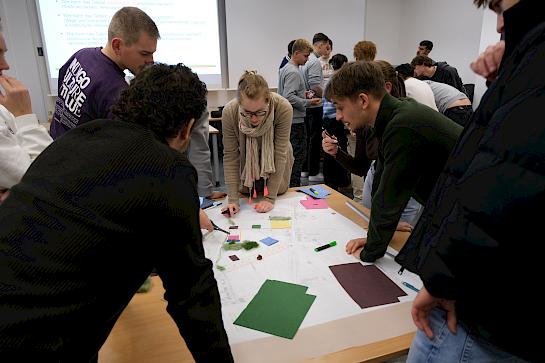 Studierende an der Technischen Hochschule Köln besprechen, wie sie die Planungsaufgabe am besten bewältigen