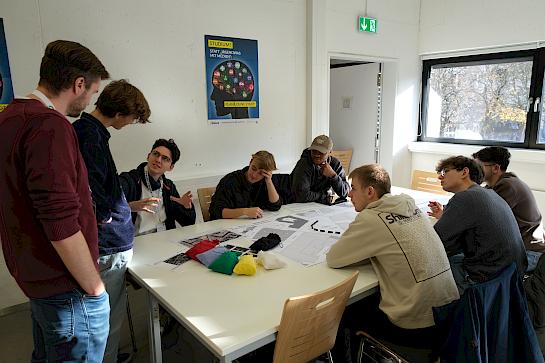 Studierende an der bergischen Universität Wuppertal besprechen die Planungsaufgabe am Neumarkt in Wuppertal