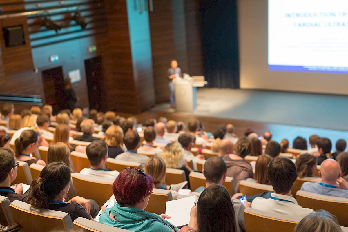 Hörsaal mit Studierenden der Verkehrsplanung