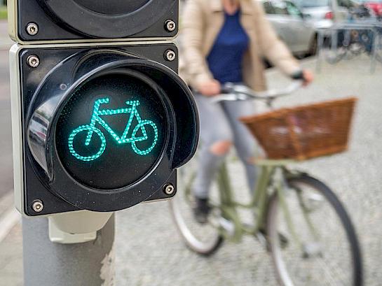 Eine Fahrradampel in der Stadt