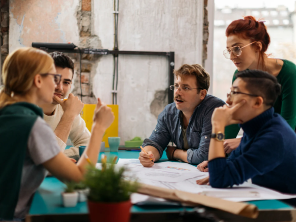 Masterstudenten beim Planen einer Projektarbeit in der Verkehrsplanung