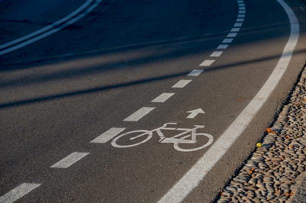 Radweg an einer Straße
