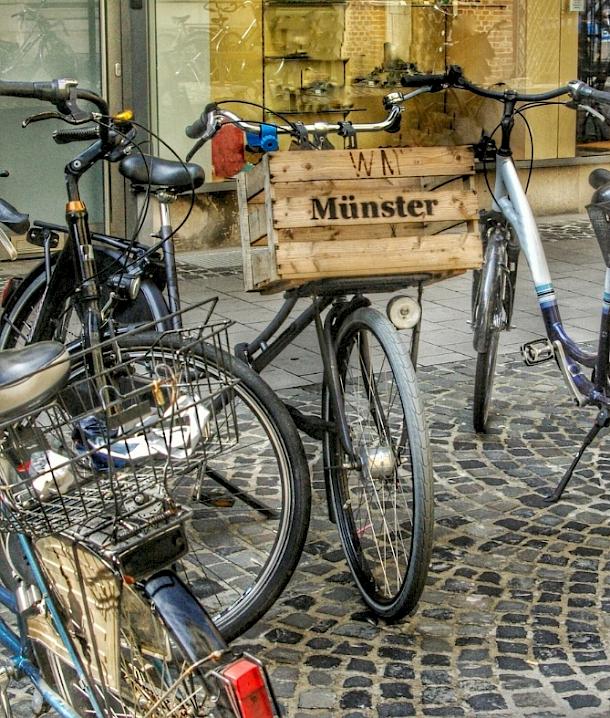 Fahrrad mit einer Kiste und der Aufschrift Münster