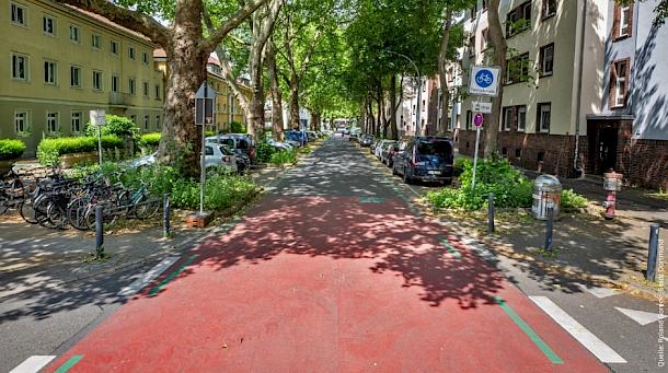 Rot markierte Fahrradstraße in Dortmund als Teil der Radschnellweg-Infrastruktur in NRW