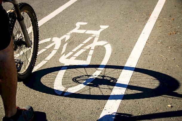 Radfahrer:in auf einem markierten Radfahrstreifen, geplante Radinfrastruktur