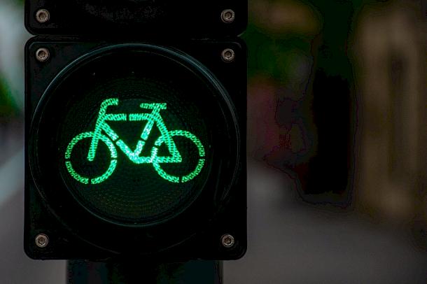 Grüne Fahrradampel, smarte Ampelsteuerung in der modernen Radverkehrsplanung