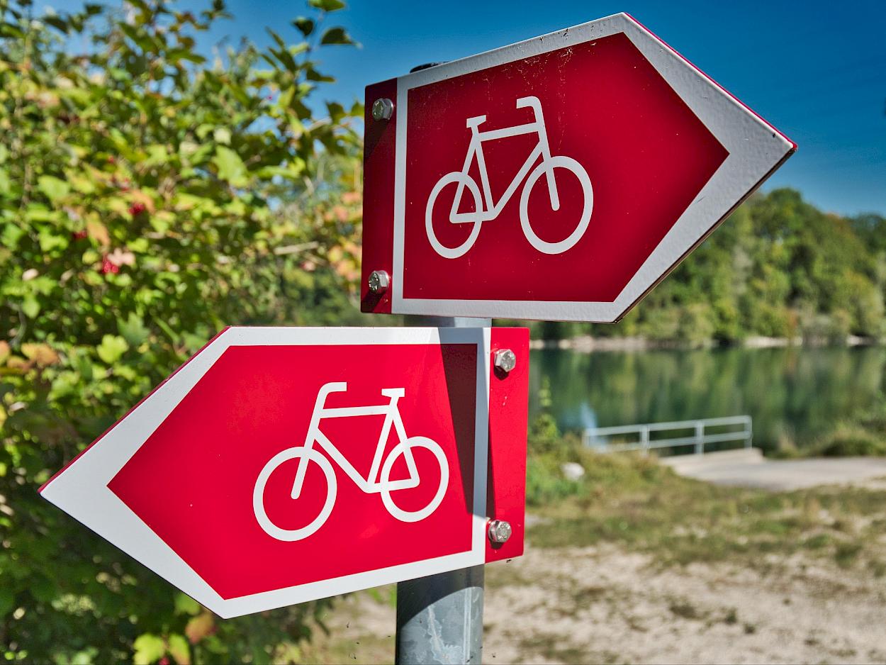 Zwei Fahrradschilder zeigen in zwei verschiedene Richtungen