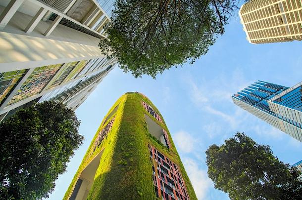 Begrüntes Hochhaus als Symbol für nachhaltige Stadtentwicklung