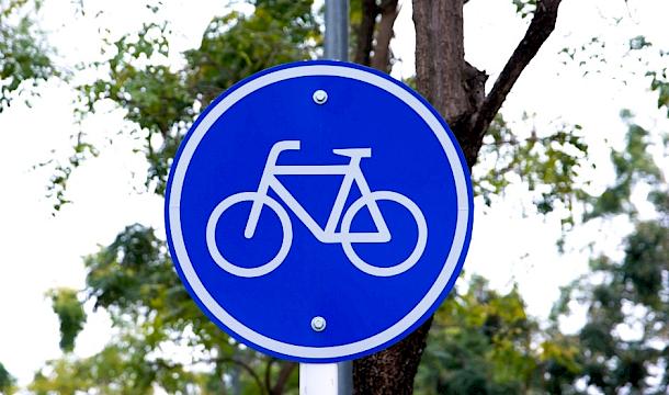 Blaues Verkehrsschild für einen Radweg – Symbol für nachhaltige Mobilität in NRW