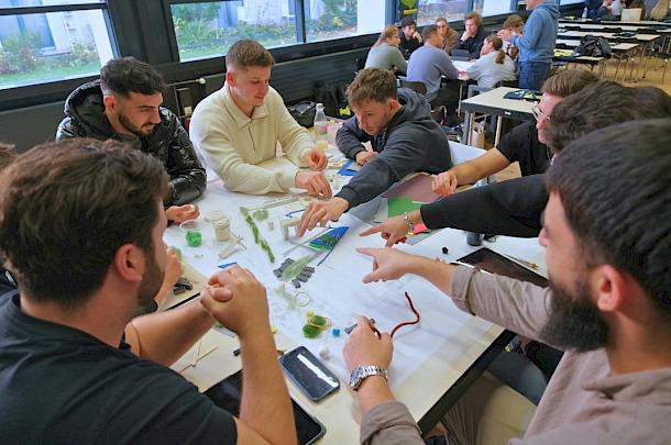 Junge Planer:innen entwickeln am Stadtmodell ein Konzept für nachhaltige Mobilität