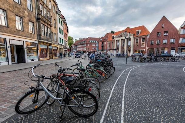 Abgestellte Fahrräder in der Altstadt von Münster als Sinnbild der Verkehrswende in NRW