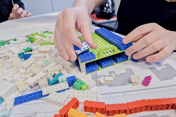 Schüler:innen planen in der Werkstatt von PLANE DEINE STADT! ein Mobilitätskonzept