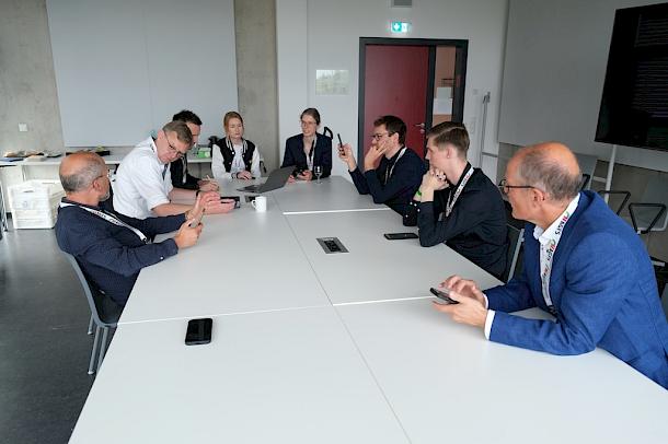 Ein Planungsteam sitzt an einem Tisch und bespricht die Ziele
