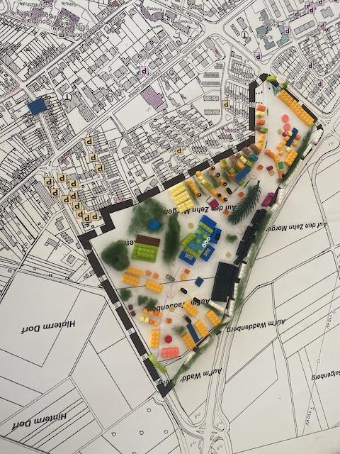 Ein Stadtplan, auf dem ein Stadt-Vietel mit Lego-Bausteinen neugestaltet wurde.