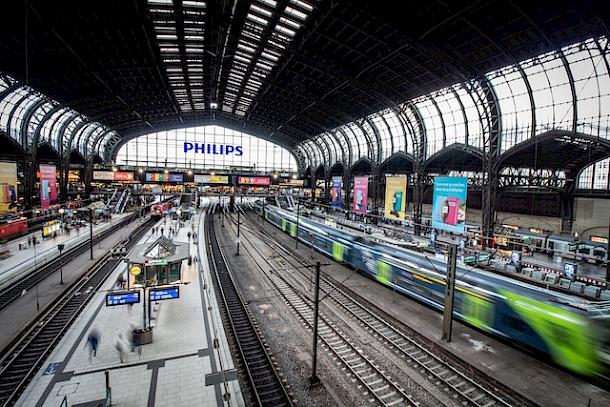 Ein Hauptbahnhof mit einem einfahrenden Zug