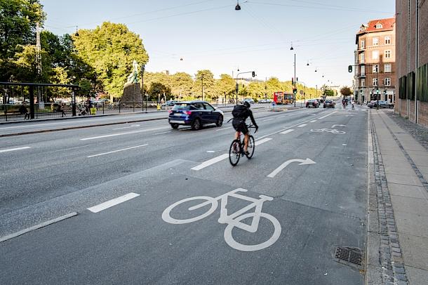 Ein Fahrradfahrer fährt auf einer Fahrrad abbiegerspur