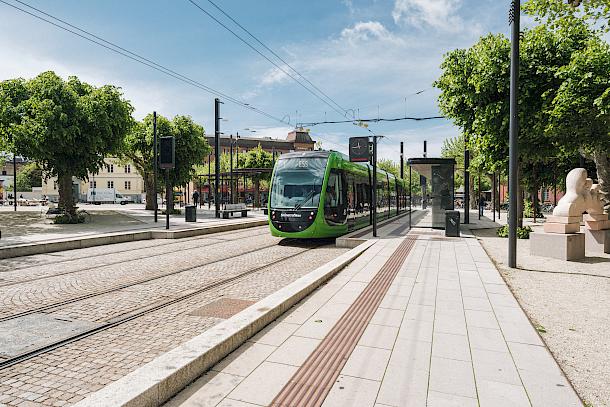 Haltestation einer S-Bahn mit vielen Bäumen