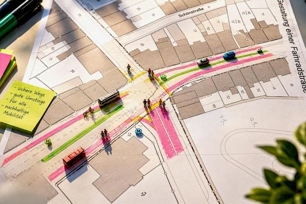 Stadtplan mit Markierungen, um den ÖPNV zu verbessern.