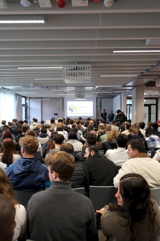 Studenten sitzen im Vorlesungsraum und hören einem Einführungsworkshop von PLANE DEINE STADT! zu