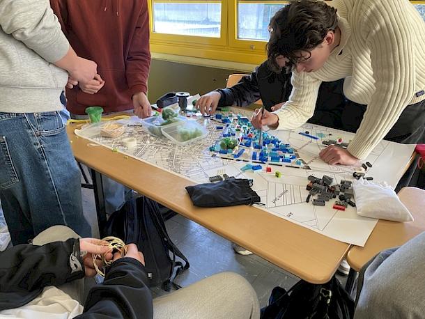 Eine Gruppe arbeitet an einem Projekt und planen zusammen einen Verkehrsabschnitt.