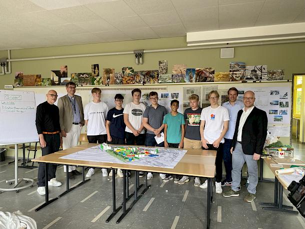Schüler zeigen auf Stadplan