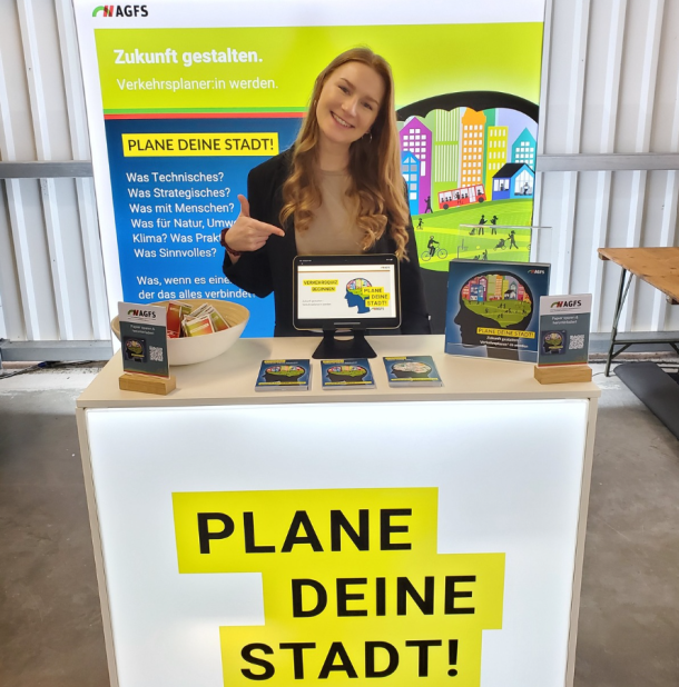 Frau am Messestand von PDS der AGFS NRW