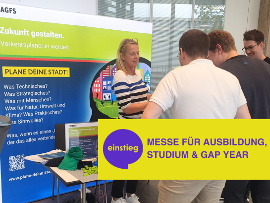 Einstieg Messestand mit Besucher:innen
