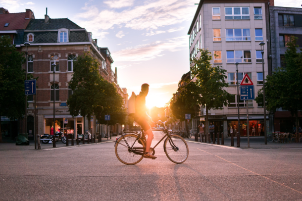 junger Mann in der Stadt auf dem Fahrrad im Sonnenuntergang